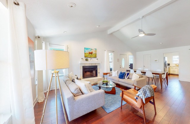 Stylish hideaway dog-friendly with backyard - close to Zilker Park & Downtown