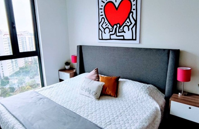 Stylish High-Rise Escape: Pool, Hot Tub & Cinema, King-Size Bed and High-Speed WiFi.