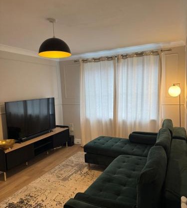 Stylish Home 5 Mins to City Center