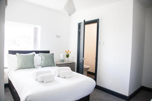 Stylish Home, hosted by ESONGRACE Stays, Stoke-on-Trent - Perfect for Families - Contractors - Holiday makers - Emergency Housing - Professionals, Relocators