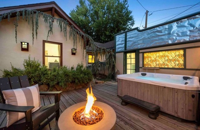 Desert Modern Downtown Flagstaff Unit w/ Hot Tub