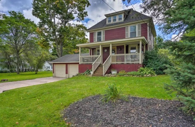 Stylish Home Near CHQ Institution & Lake Side Park-Back Yard for Entertaining