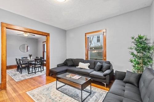 Stylish Home Near Heart Of Downtown Sleeps 8