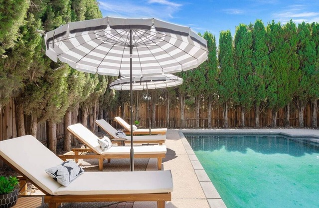 Beautiful 4 Bedroom Home, Pool, BBQ, Pool Table