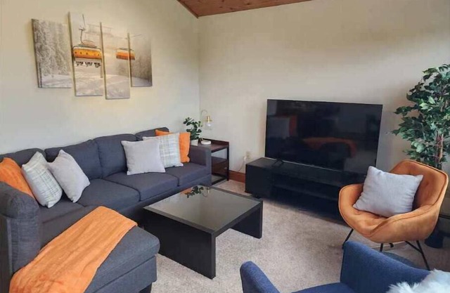 Stylish home w/ WD, stunning views, mins to Okemo