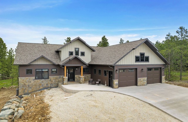 Stylish home with hot tub, pool access, wifi and garage