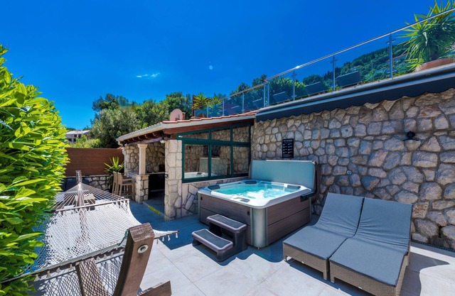 Gemütliches Haus mit privatem beheiztem Pool und Meerblick
