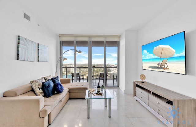 Stylish - Incredible Views & Top Amenities