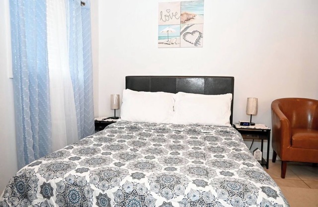 Charming 1-bedroom Apartment with AC, WiFi in Fantastic Rock Sound
