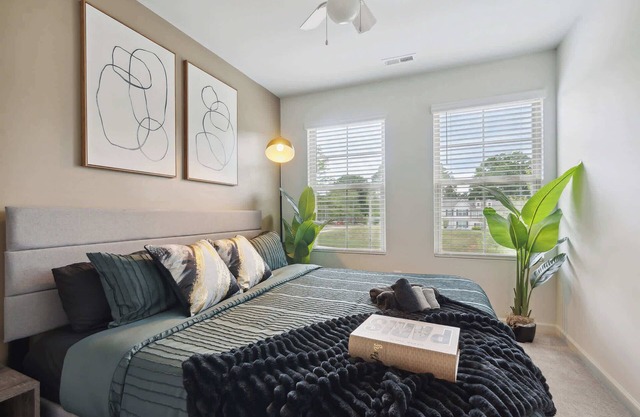 Stylish King 3-Bed Townhome Minutes to Cary & NC State!
