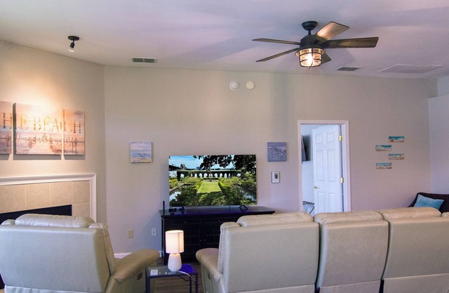 Stylish lake front retreat. Short drive to Beach, shopping, downtown, Mayo!