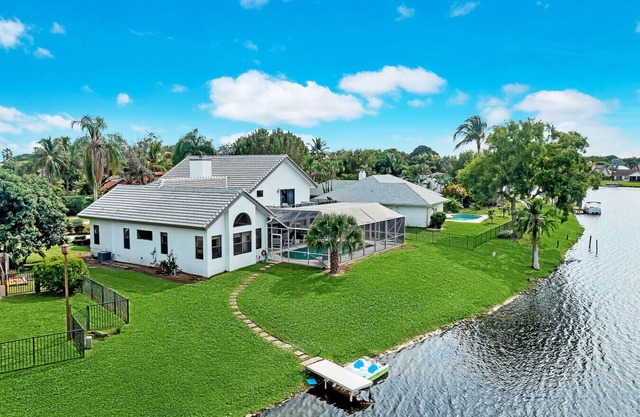 Stylish Lake Luxe Equine, on waterfront w screened-in pool - Lake Views! Hosted By Relaxtay