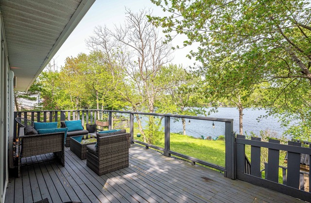 Stylish Lakehouse | 4BR, 2 Decks, Theatre Room