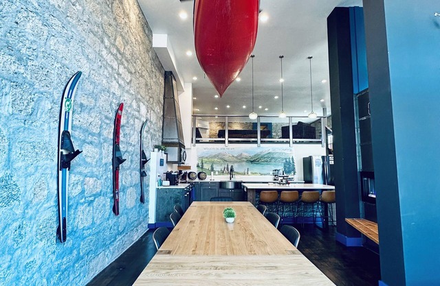 Stylish large Litch Hotel getaway with amenities for all