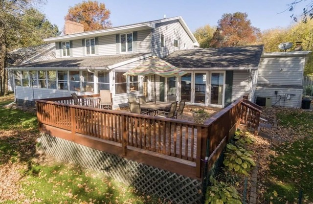 Stylish Long Lake Lodge: 1 hr from Twin Cities w game room, fire pit, lakefront