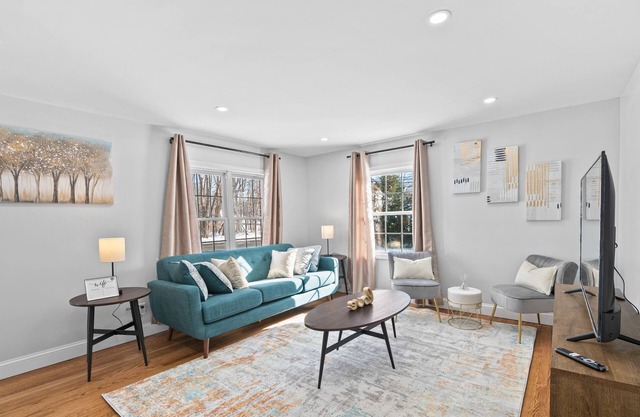 Stylish & Luxurious 3 BDR Home with Play Station
