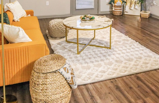 Stylish Meets Boho! Walking Distance to restaurants, shopping and Entertainment
