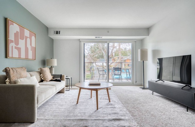 Stylish Menlo Park 1BR w/ Gym, Pool & W/D, nr shops, by Blueground