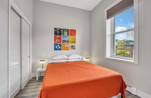 Stylish Mid-Century Stay, 5 Mins to Hospital