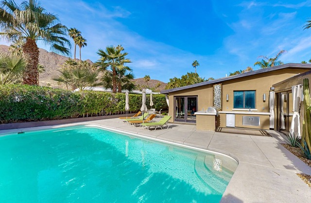 Stylish Mid-century gem near downtown with pool, hot tub, fire table & WiFi
