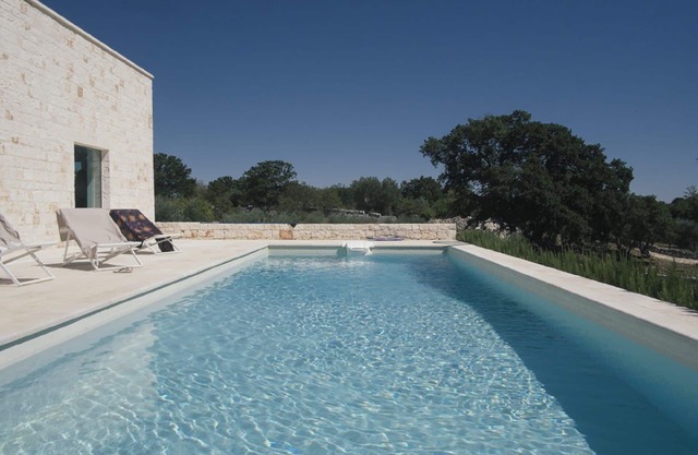 Stilvolle, moderne Villa mit Pool inmitten von 1,5 ha Wald- und Olivenhainen
