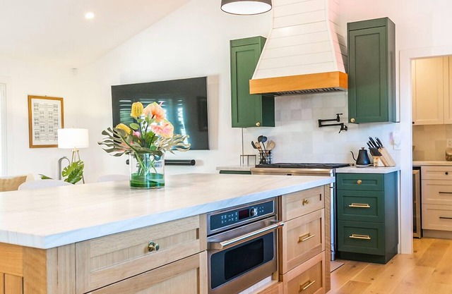 Stylish model home in San Jose. Close to SJC, shops, restaurants, freeway.
