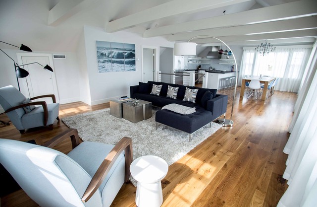 Stilvolles, modernes 4-Schlafzimmer-Strandhaus mit Wasserblick