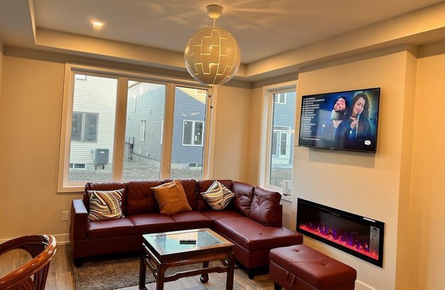 Stylish & Modern 4BD/3.5 Bath Townhome w/Self Check-In+Kitchen & ParkinginKanata