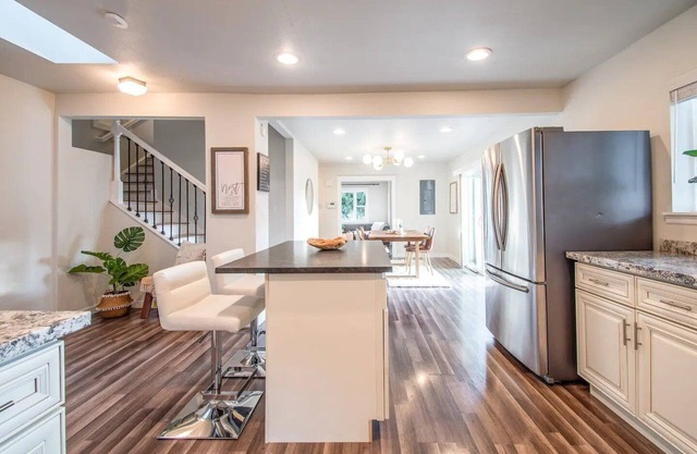 Stylish Modern Farmhouse w/Yard 10 mins from DT
