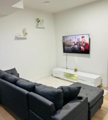 Stylish - Modern - Lux Suite - 2 Min to Henday - Netflix - Free Wi-Fi - CCTV - Parking
