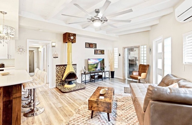 Stylish & Modern Palm Springs Getaway by Downtown!