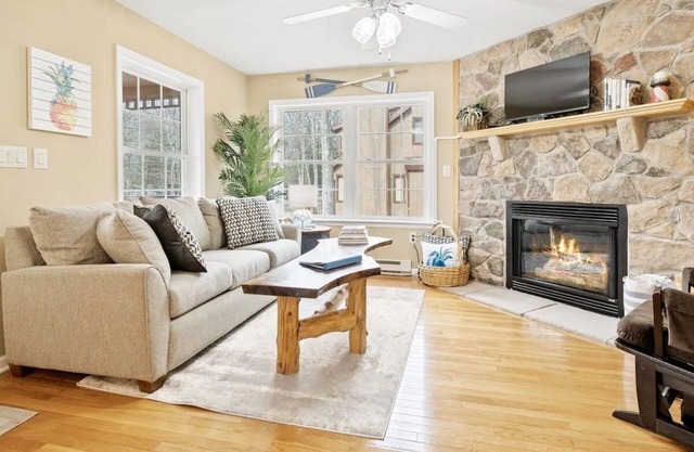 Stylish & Modern Private Getaway in Lake Ariel!