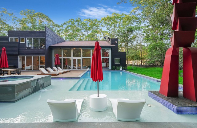 Stylish Modern Retreat in the Heart of the Hamptons: Your Perfect Getaway!