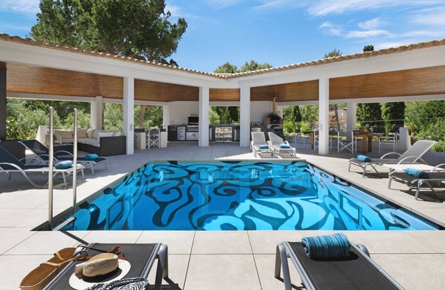 Stilvolle Villa in der Nähe der Altstadt mit privatem Pool und großem Garten.