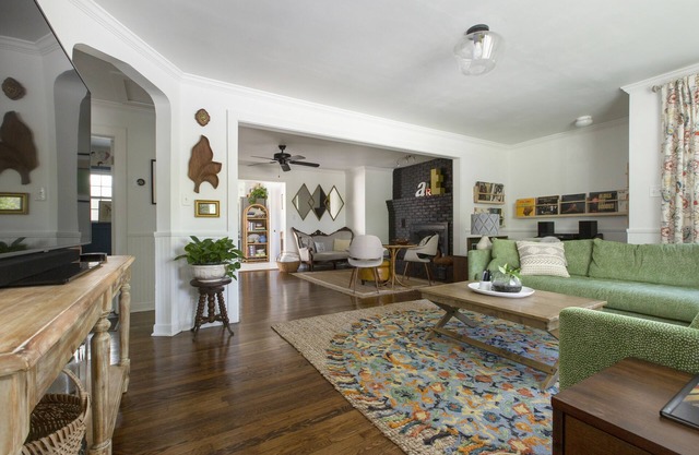 Stylish mountain cottage walkable to downtown with private backyard.
