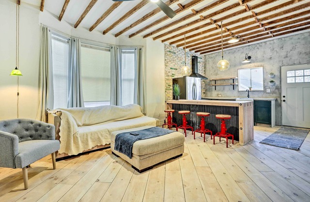 Stylish Newark Home w/ Deck < 14 Mi to NYC!