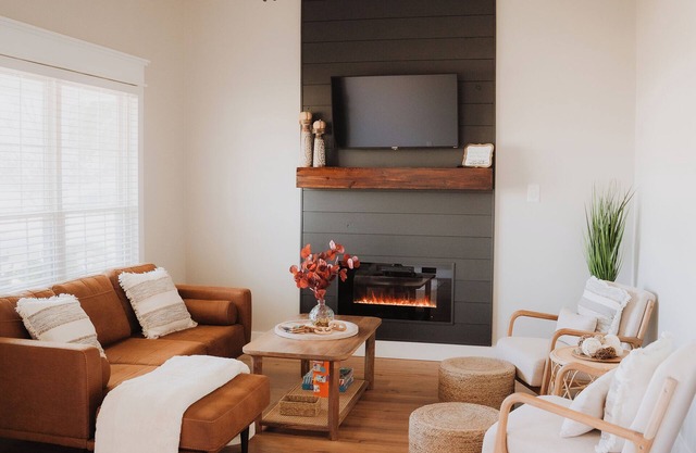Stylish Newly Renovated 3BD 2 BA Mid-Term Home Pet/Family Friendly