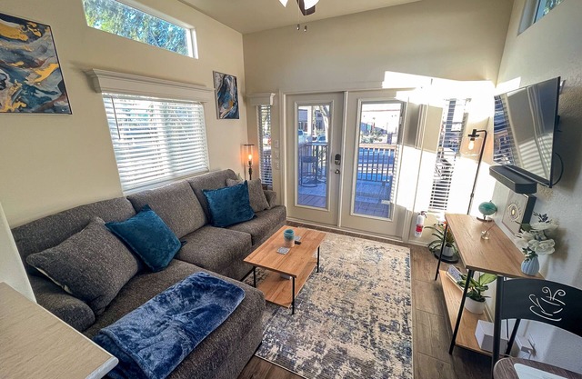 Stylish Oasis Tiny Home Pool Hot Tub Pickleball Bullhead City 10 min to Laughlin