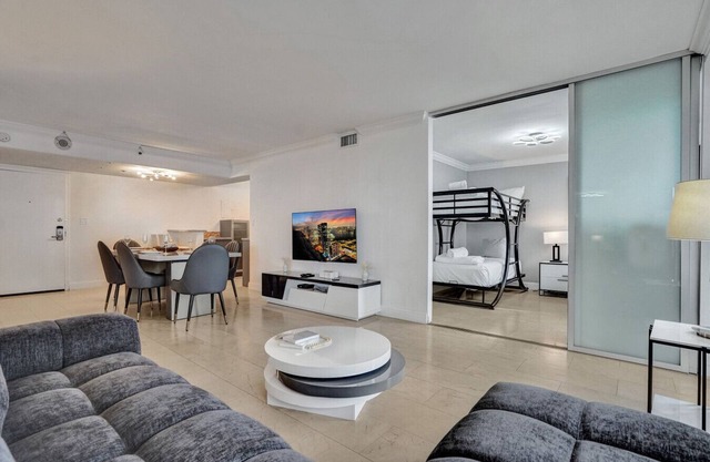 Stylish Ocean Beach Retreat / Beach Service / 1009