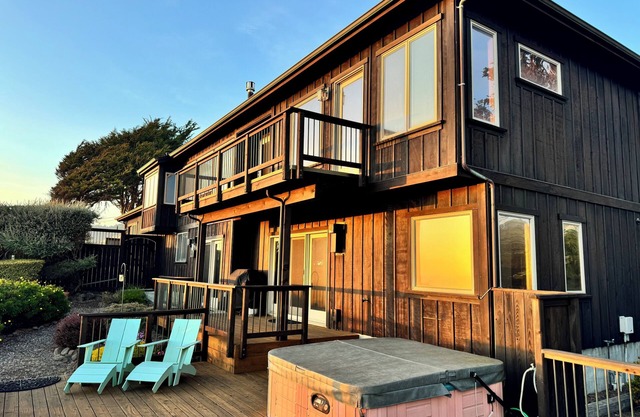 Stylish Oceanfront Home with Stunning Bluff Views, Deck & Balcony - Near Beach