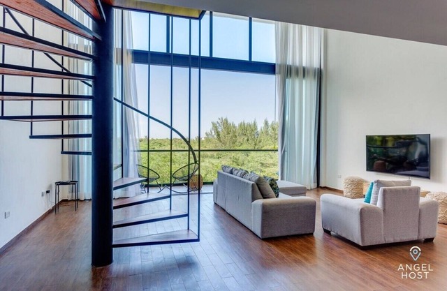 Radiant loft, 2 blks to beach plus oceanview roof pool