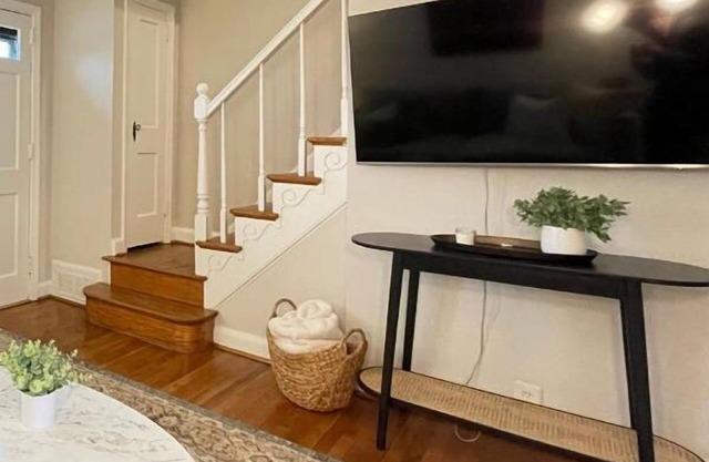 Stylish Old Town, Alexandria Rowhome / Walk to King Street Metro/ Free Parking!