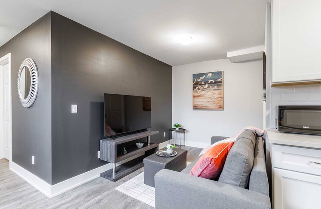 Stylish Pet-friendly 1BR Condo—James Street North