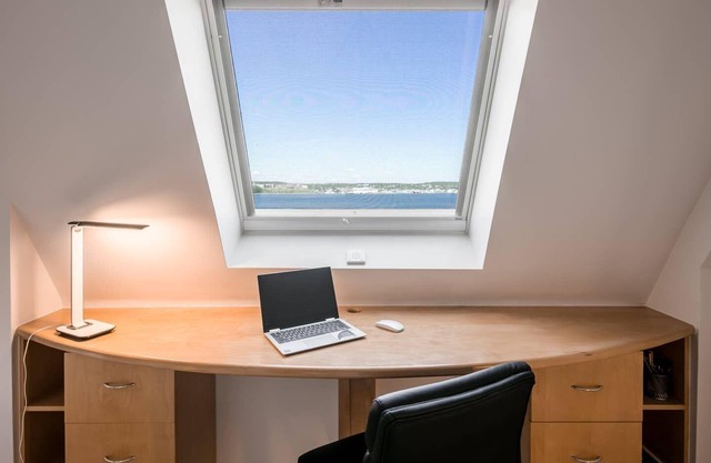 Stilvolle Dachgeschosswohnung mit Hafenblick, Parkplatz