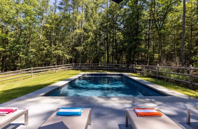 Warm & Cozy in Woodstock - FP & Screened Porch