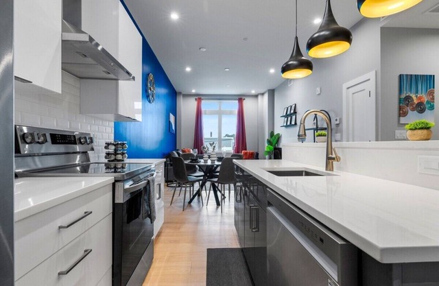 Stylish Private Room w/Ensuite Bath near