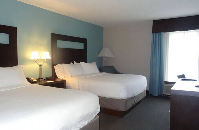 Stylish Queen Room for Your Family! W/ Indoor