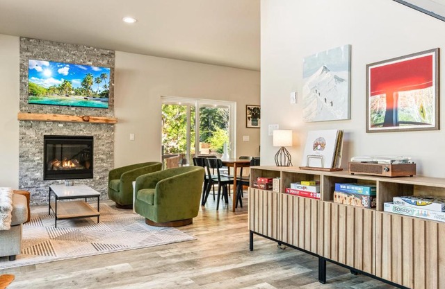 Stylish Rainier Retreat Hot Tub & Stargazing