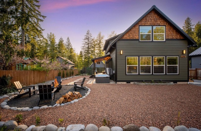 Ridgeline Retreat-Hot Tub-Fireplace-King Bed-WiFi