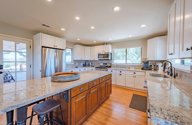 Stylish Ranch on 24 acres with endless vineyard views and Heart Hill on 46 West!